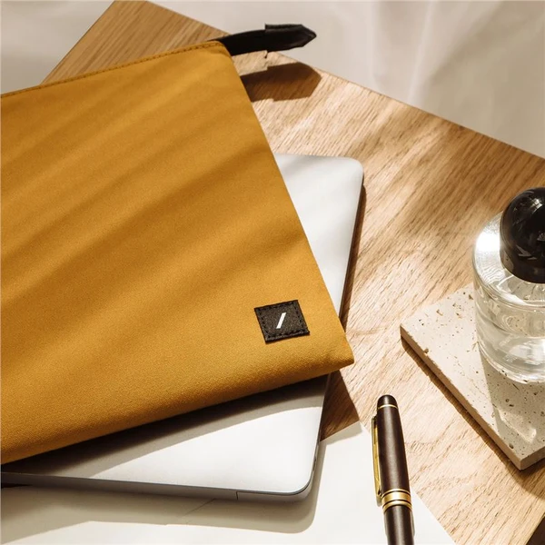 Native Union WFA Stow Lite Sleeve pouzdro Macbook 13" kraft - Puzdra - Obrázok AMV3000K01